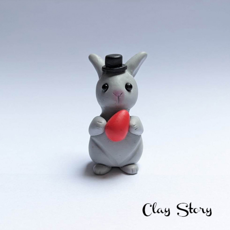 Kalapos nyuszi piros tojással 