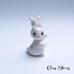 Fehér nyuszi virágkoszorúval 