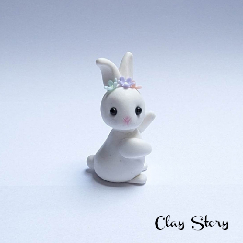 Fehér nyuszi virágkoszorúval 