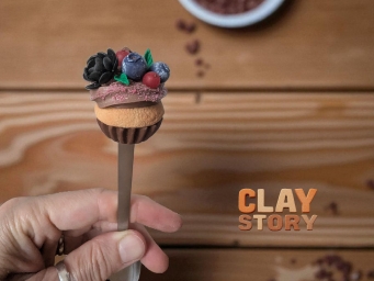 Muffin teáskanál bogyós gyümölcsökkel és virággal